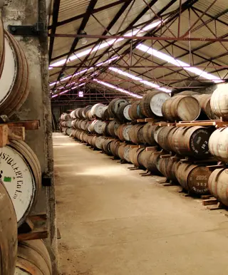 Besuche eine Whisky Brennerei in Schottland